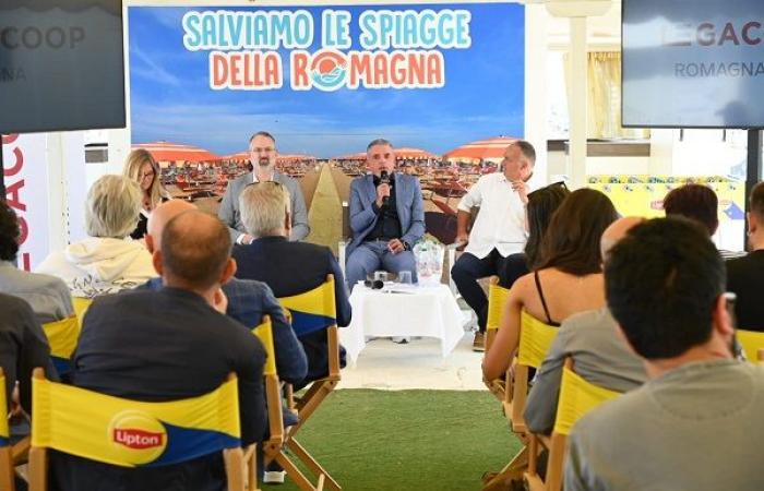 Let’s save the beaches of Romagna, the cooperative campaign with signature collection starts in Rimini