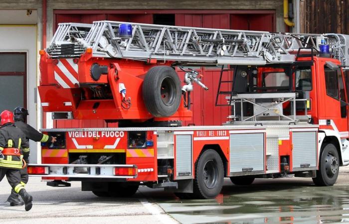 Fire in an apartment building in Milan, at least 3 people dead: flames from a garage