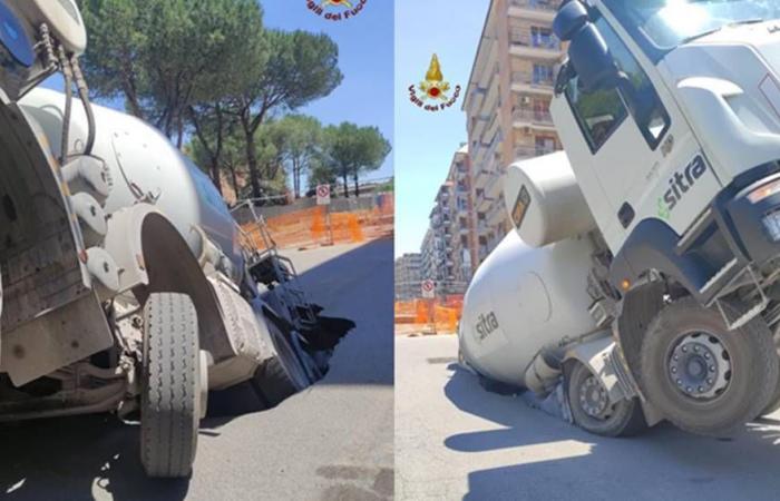 Rome, concrete mixer sinks into a sinkhole: the accident during the filling operations of another hole