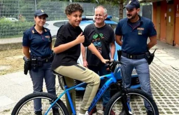 Bologna, his bike with which he helped his disabled parents is stolen. The police buy it back from him