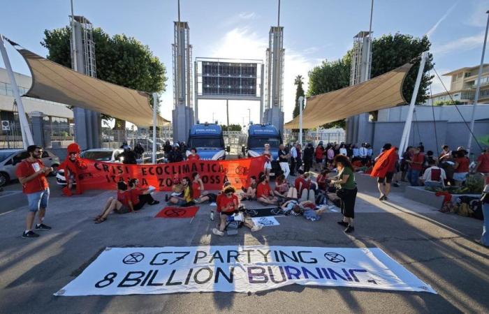 Environmentalists chain themselves in front of the G7 Media Center in Bari: “We ask the adults to take concrete action on the climate”