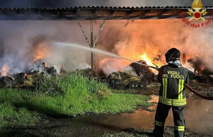 Corteolona and Genzone: Fire in Corteolona, ​​numerous round bales and an agricultural vehicle on fire during the night