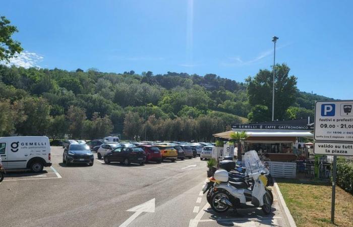 Pesaro, paid parking returns to Baia Flaminia, but the wild scooter hub remains