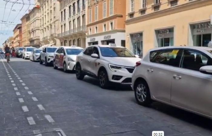 taxis protesting against new licenses in Bologna