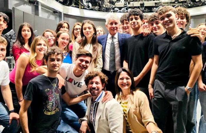 Students of the ‘Giannone’ high school on Rai3 together with the minister