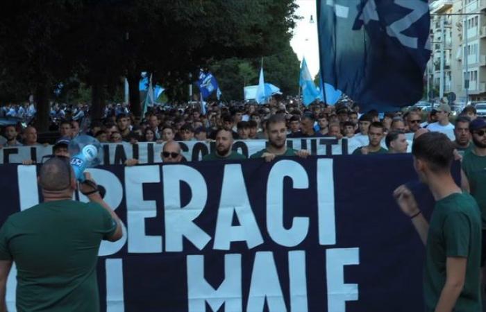 “Free Lazio”: thousands of Biancocelesti ultras in procession against president Claudio Lotito
