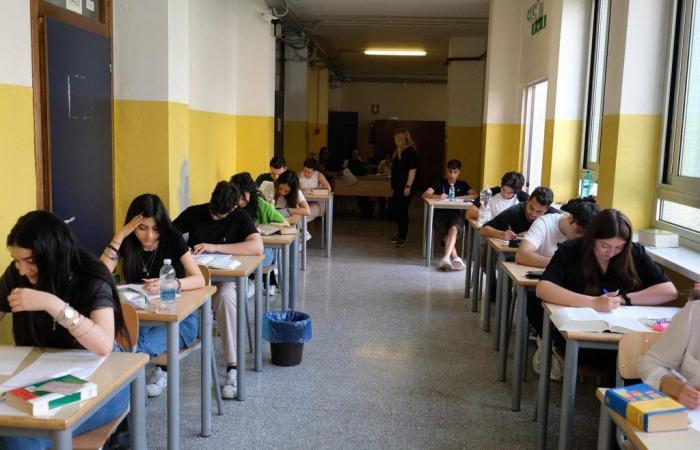 Maturity in Reggio Emilia, 3,888 students taking the exam. Cell phones and smart watches are prohibited