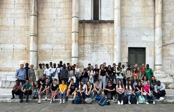 Discover the city, unite in friendship. A day of fun and friendship: young volunteers and students discovering Lucca