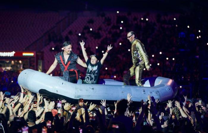 Rammstein’s European tour continues and they arrive by dinghy. The anticipation for Reggio is growing
