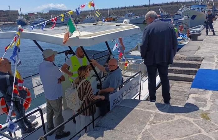 The Golden Mile coastline works together and focuses on the Blue Economy: the first sea sweeper “launched” in Portici