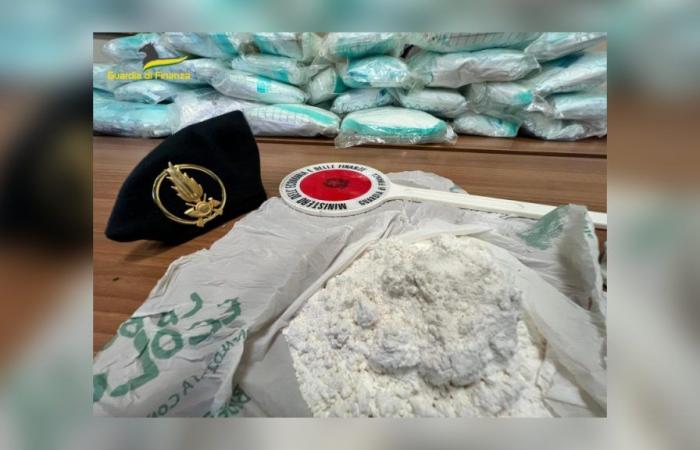 CLANDESTINE LABORATORY, 14 KG OF COCAINE DISCOVERED AFTER A GAS LEAK