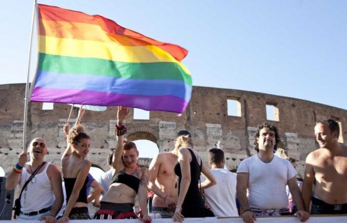 Roma Pride 2024 live, 50 thousand in the streets for the police. The Jewish queer community is absent. Slogan against Giorgia Meloni. Schlein: «Italy is worse than Hungary»