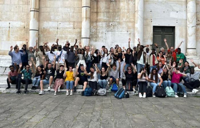 Discover the city, unite in friendship. A day of fun and friendship: young volunteers and students discovering Lucca