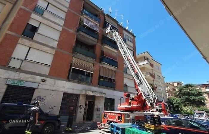 In via Ariosto a false alarm, books falling to the ground were mistaken for gunshots