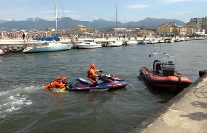 Surveillance at Lecciona: Fire Brigade at sea and Civil Protection on the beach