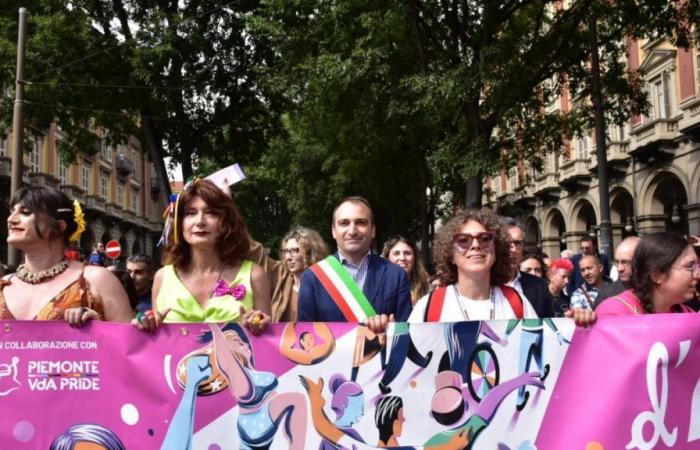 Turin Pride 2024, rainbow tide. Luxuria from the stage: «My goodness, how many of you are there, did the seminarians all have the day off?»