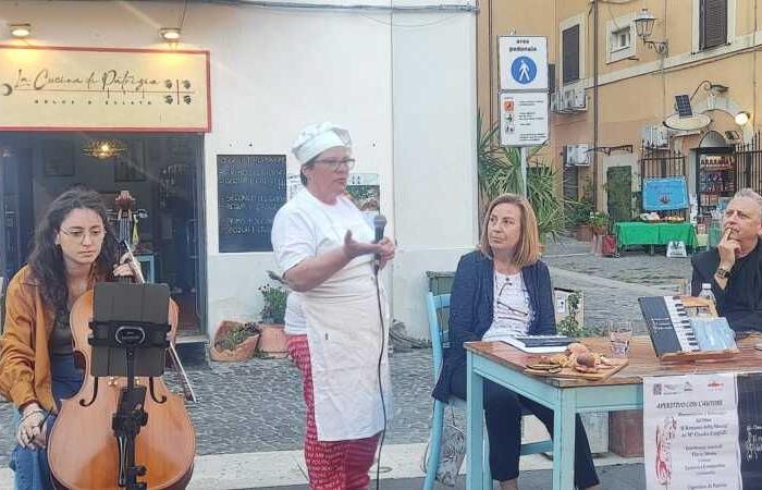 many at the Aperitif with the Author • Terzo Binario News