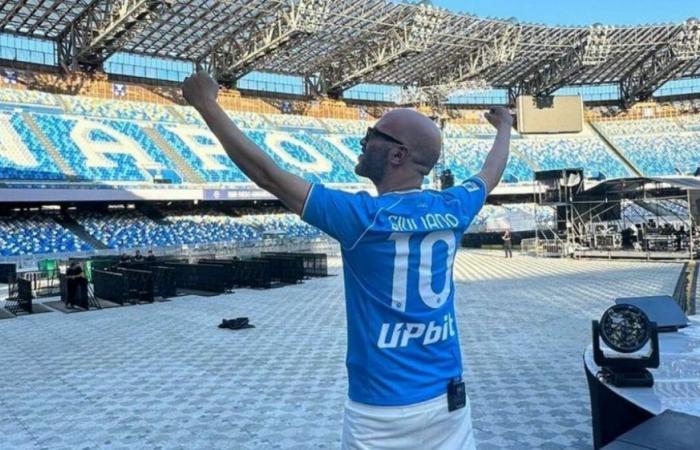 Negramaro concert in Naples, Giuliano Sangiorgi with the blue shirt at the Maradona stadium