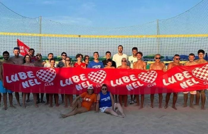 The Lube nel Cuore tournament. The fans flock to the beach