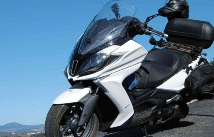 But like the Yamaha T-Max, this scooter is a jewel and costs half as much: everyone snubs it, but what a bargain