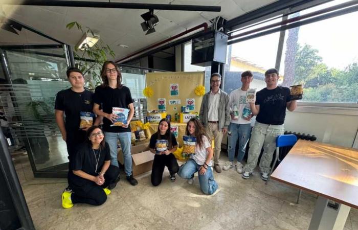 “Paths of Peace and Solidarity” brings solidarity to the Marconi in Civitavecchia • Terzo Binario News