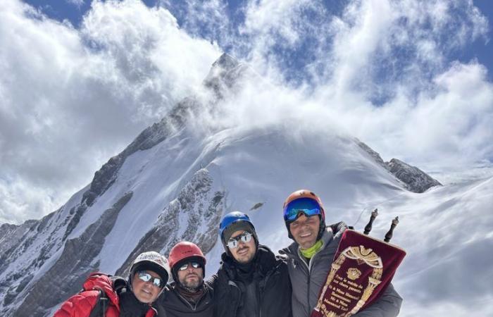 A minyan on Everest. Charly Taieb recounts the expedition with a dedication for the liberation of the hostages