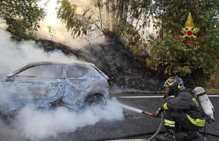 Grosseto: car on fire on the Aurelia near Ripescia. Blocked traffic (photo)