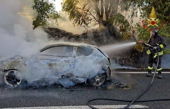 Grosseto: car on fire on the Aurelia near Ripescia. Blocked traffic (photo)