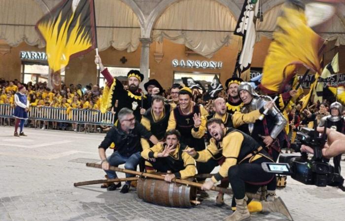 Big party at the Rione Nero: the Botte goes to Porta Ravegnana