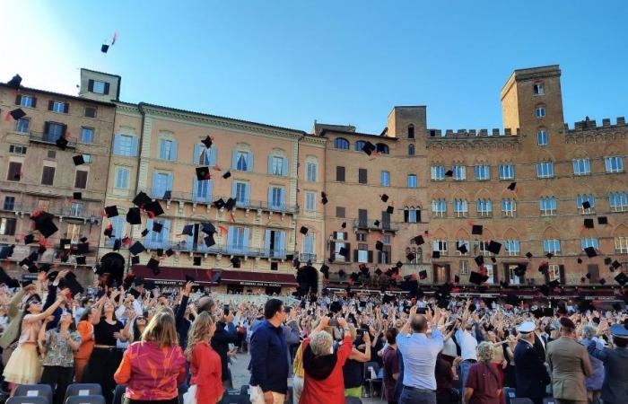 Siena, celebrations in Piazza del Campo for the female and male graduates of the Sienese University