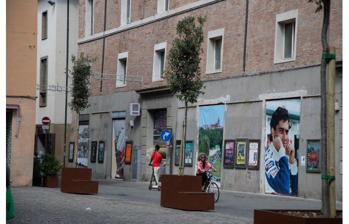 The historic center of Imola gets a new look with new planters, benches and plants