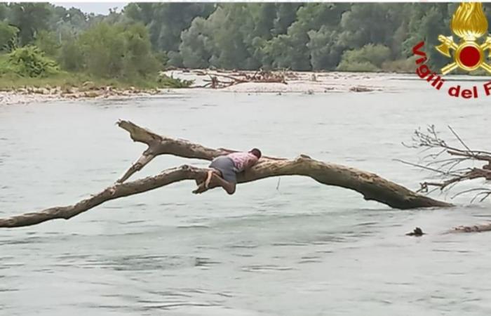 Another tragedy nears the rivers: 35-year-old stuck in the Brenta river saved by the fire brigade helicopter