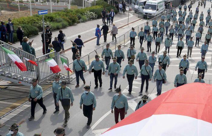 The first Alpini gathering of Varese was a success, hundreds of black feathers paraded in Carnago