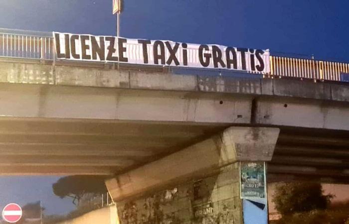 Taxi notice in Rome, a banner appears asking for free licenses for everyone