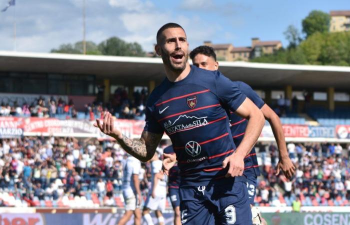 Cosenza, the “trouble” Tutino: the footballer, for now, has chosen the path of silence