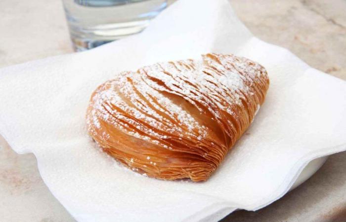 Neapolitan puff pastry, you can only eat the best here: this explosion of sweetness really makes your day
