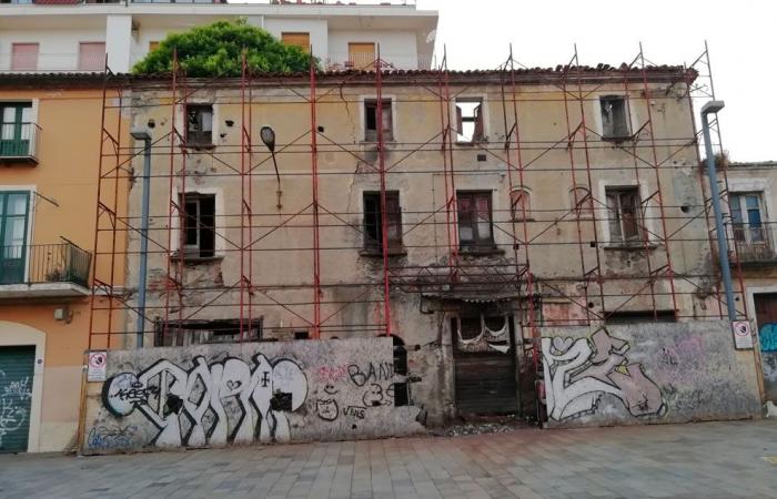 Lamezia, a citizen’s report: “Dilapidated building, dangers and degradation in Piazza Santa Maria Maggiore”