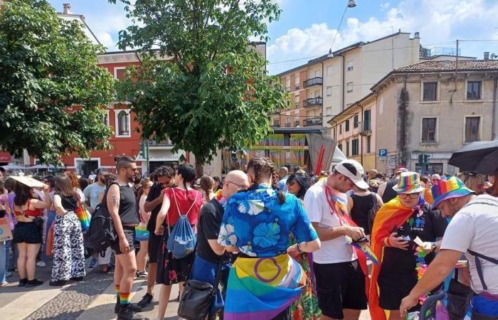 Verona Pride, the colorful procession crosses the city: “We fight for rights”