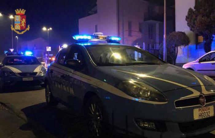 Ancona, madness in Posatora: he lashes out at the officers and damages the company car. 45 year old arrested – News Ancona-Osimo – CentroPagina