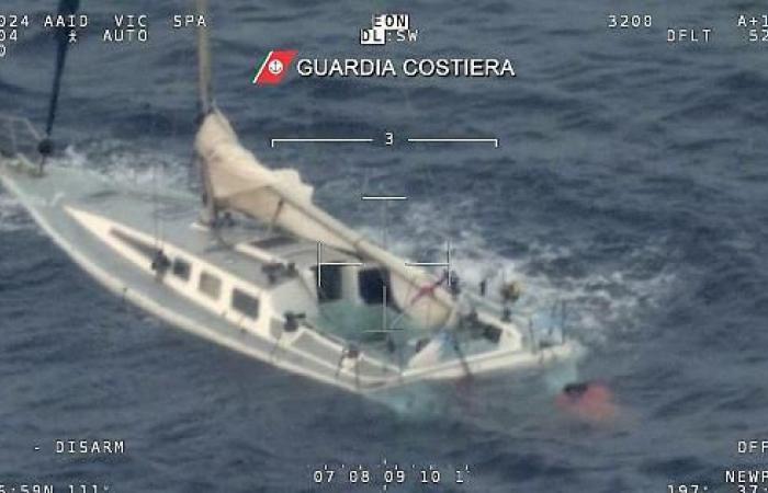 Shipwreck off the coast of Calabria, there is a victim. They are looking for missing people