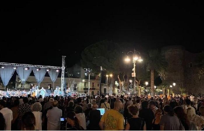 Castello Ursino, a well-attended concert for the first day of the pedestrian area » Press Releases