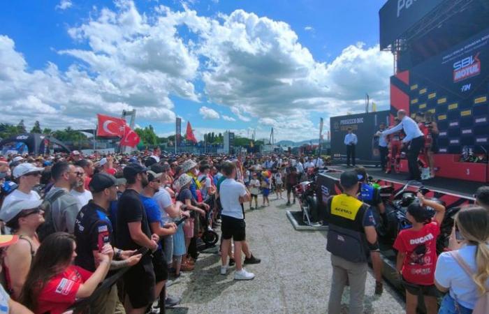 75,688 spectators at the Emilia-Romagna Round of WorldSBK and Toprak Razgatlioglu plays the Turkish anthem 3 times