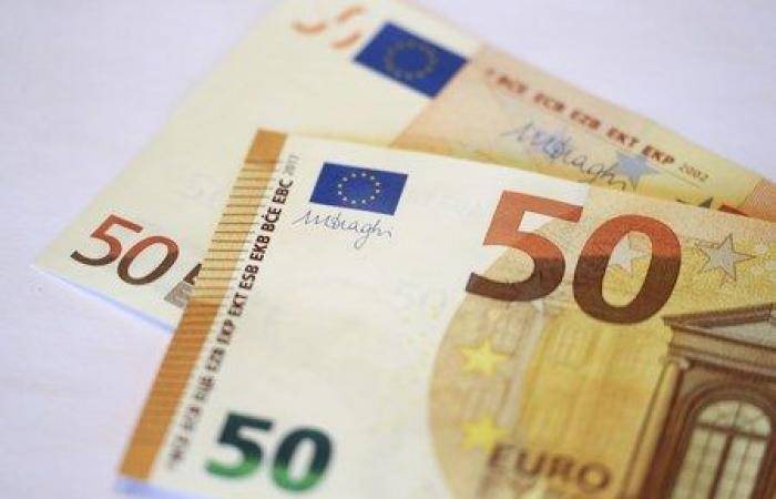 The dollar remains strong, political uncertainty causes the euro to falter