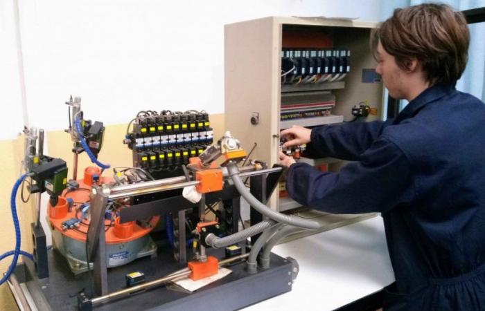 Electrical Systems Technician school course for young people aged between 14 and 18