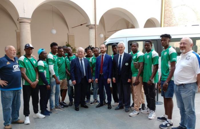 Alessandria: A new minibus for the athletes of “Le tre rose rugby”