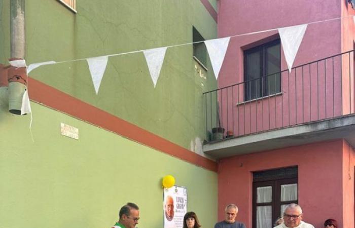 The naming ceremony of the “Dante Alighieri” square after the priest Don Michele Vomera, parish priest of Melicucco from 1966 to 2003, took place yesterday afternoon in Melicucco.