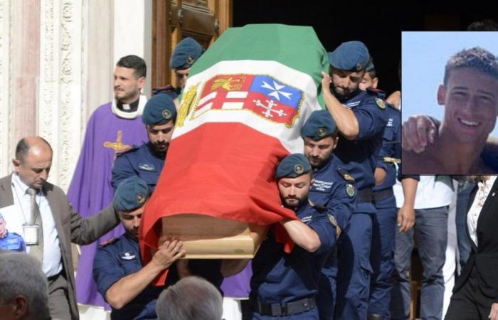 The funeral of Pietro Stipa, heartbreaking farewell to the sailor who died in the Maddalena accident