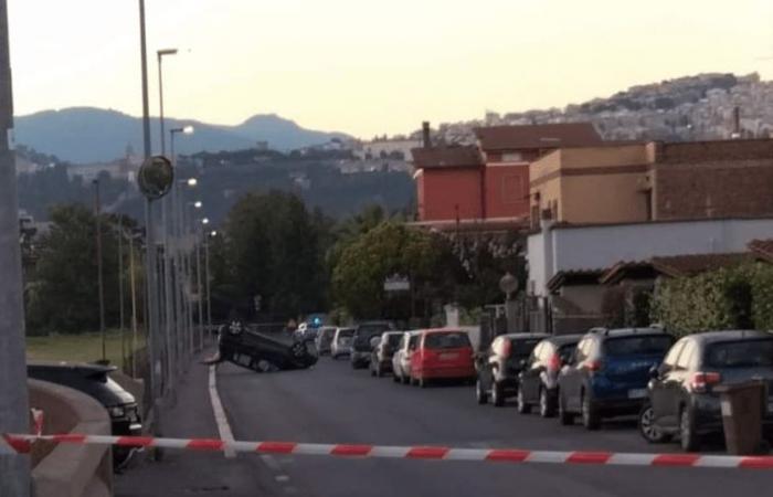 GUIDONIA – The car hits a parked SUV and overturns, causing injuries to the driver