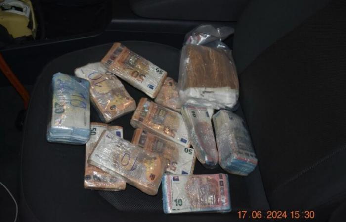 He doesn’t stop at the “halt” and the chase begins: arrested for being in possession of more than half a kg of cocaine and €106,490