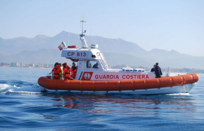 Rimini. Offshore rescue. The boat capsizes and sinks: the three castaways are rescued